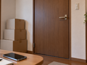 閉ざされた部屋前の相談用スマホと箱のイメージ
