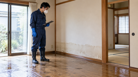 水跡残る室内の復旧点検のイメージ